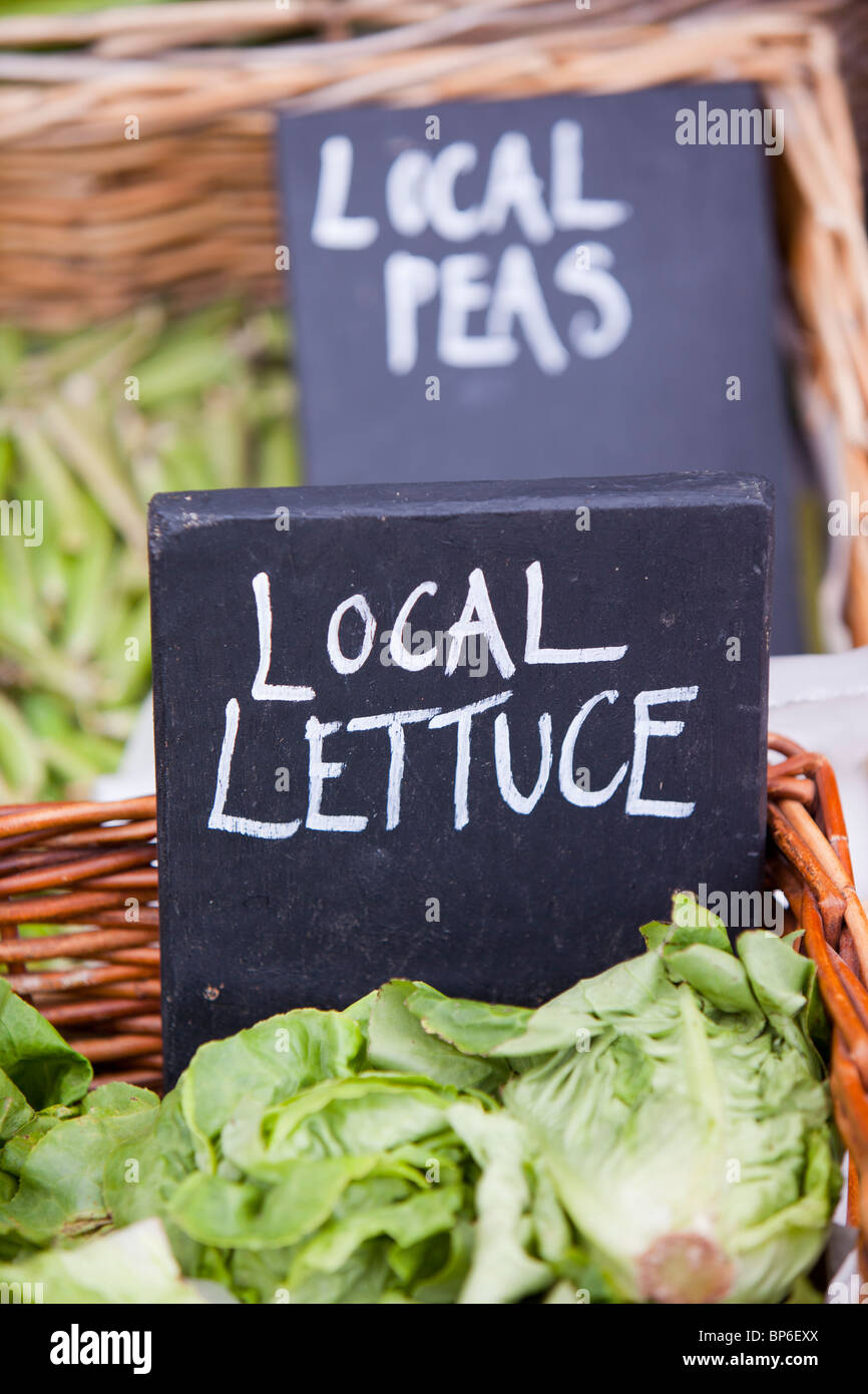 L'alimentation locale en vente dans un magasin situé dans la mer suivant le CLAJ, Norfolk, Royaume-Uni. Banque D'Images