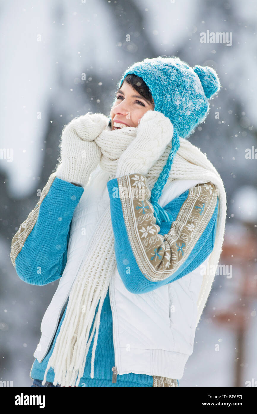 Young woman in winter clothes smiling Banque D'Images