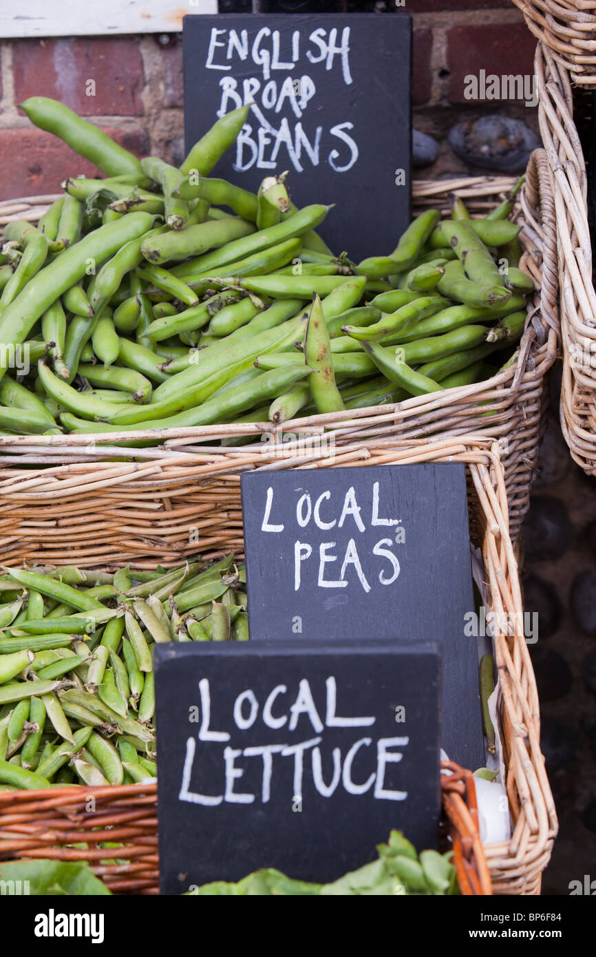 L'alimentation locale en vente dans un magasin situé dans la mer suivant le CLAJ, Norfolk, Royaume-Uni. Banque D'Images