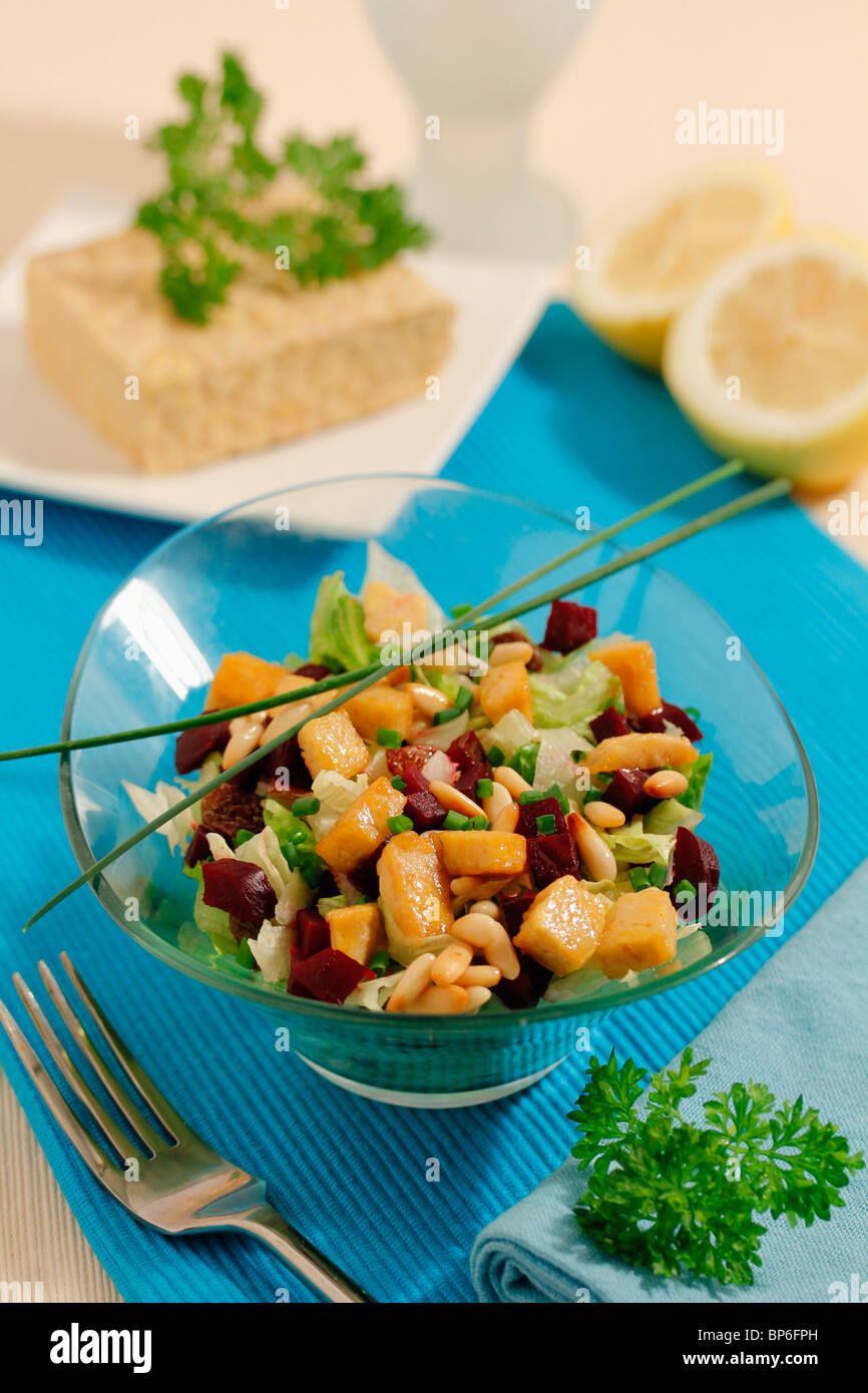 Le tempeh et betteraves en salade. Recette disponible. Banque D'Images