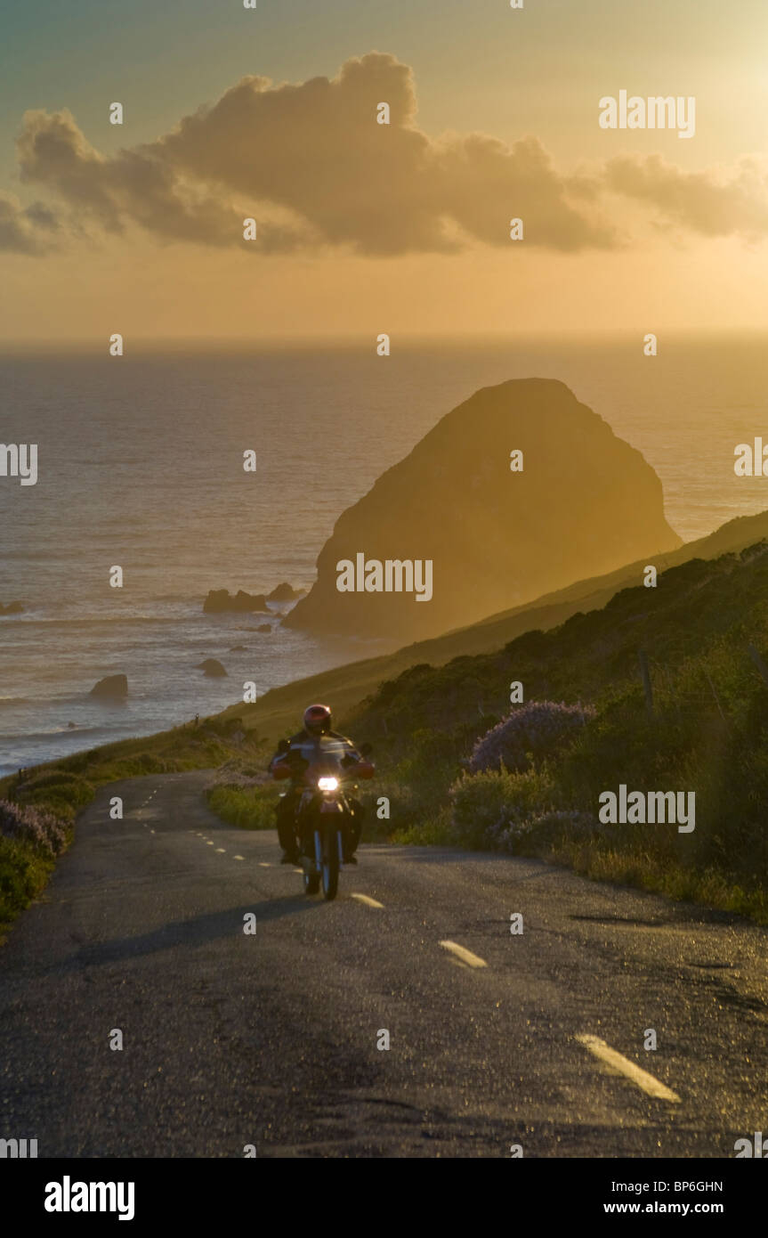 Au coucher du soleil sur la moto Mattole Road, au cap Mendocino, sur la côte ouest de la Californie, perdu en route 48 membres Banque D'Images