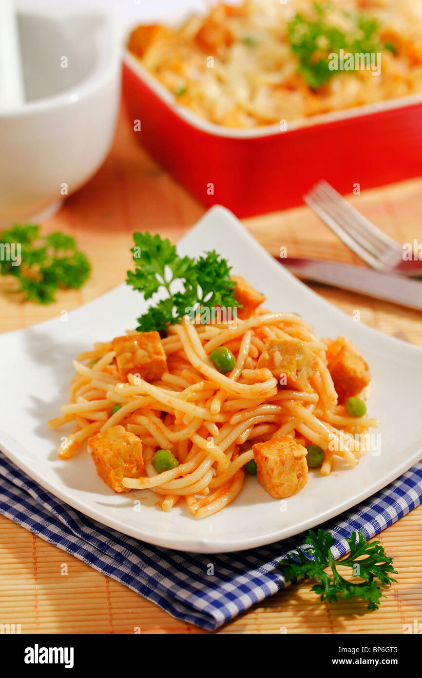 Spaghetti avec le tempeh. Recette disponible. Banque D'Images