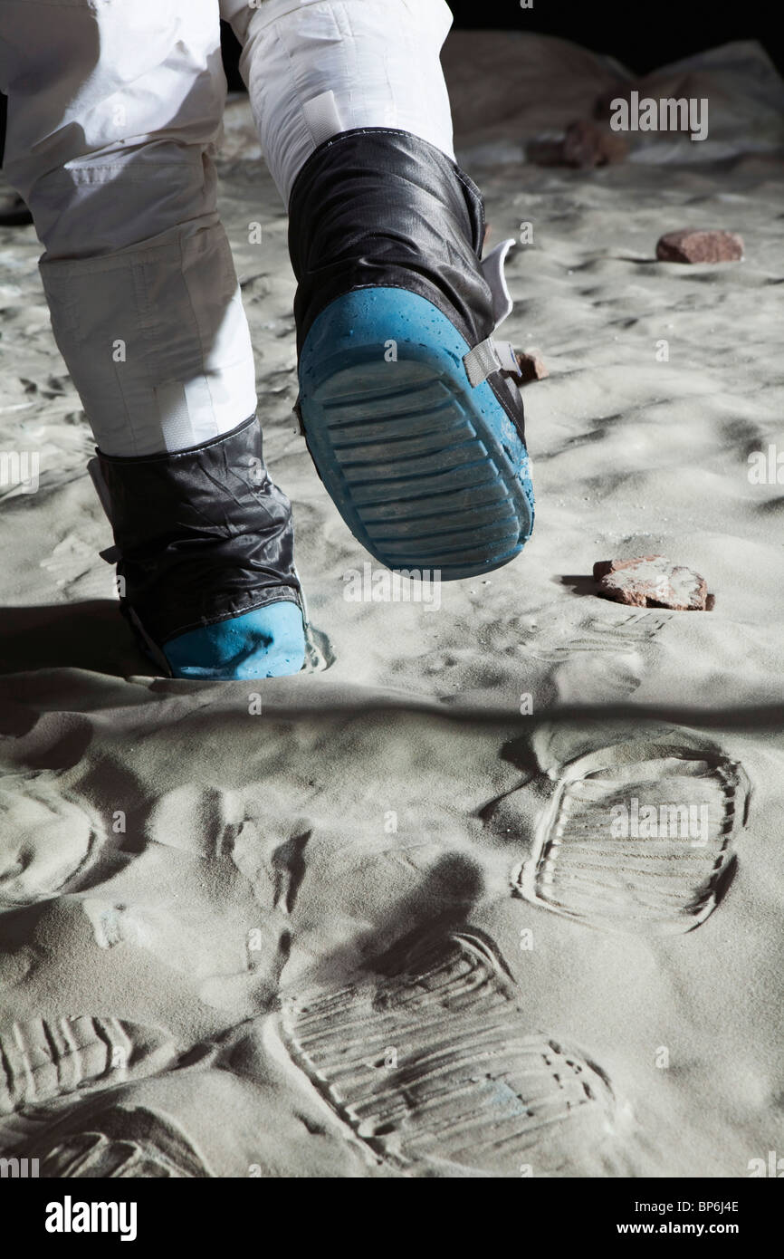 Un astronaute à marcher sur la lune, vue arrière, low section Banque D'Images
