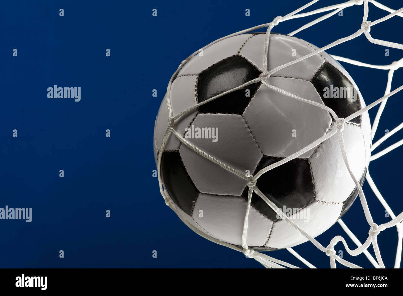 Un ballon de soccer dans un filet, close-up Banque D'Images