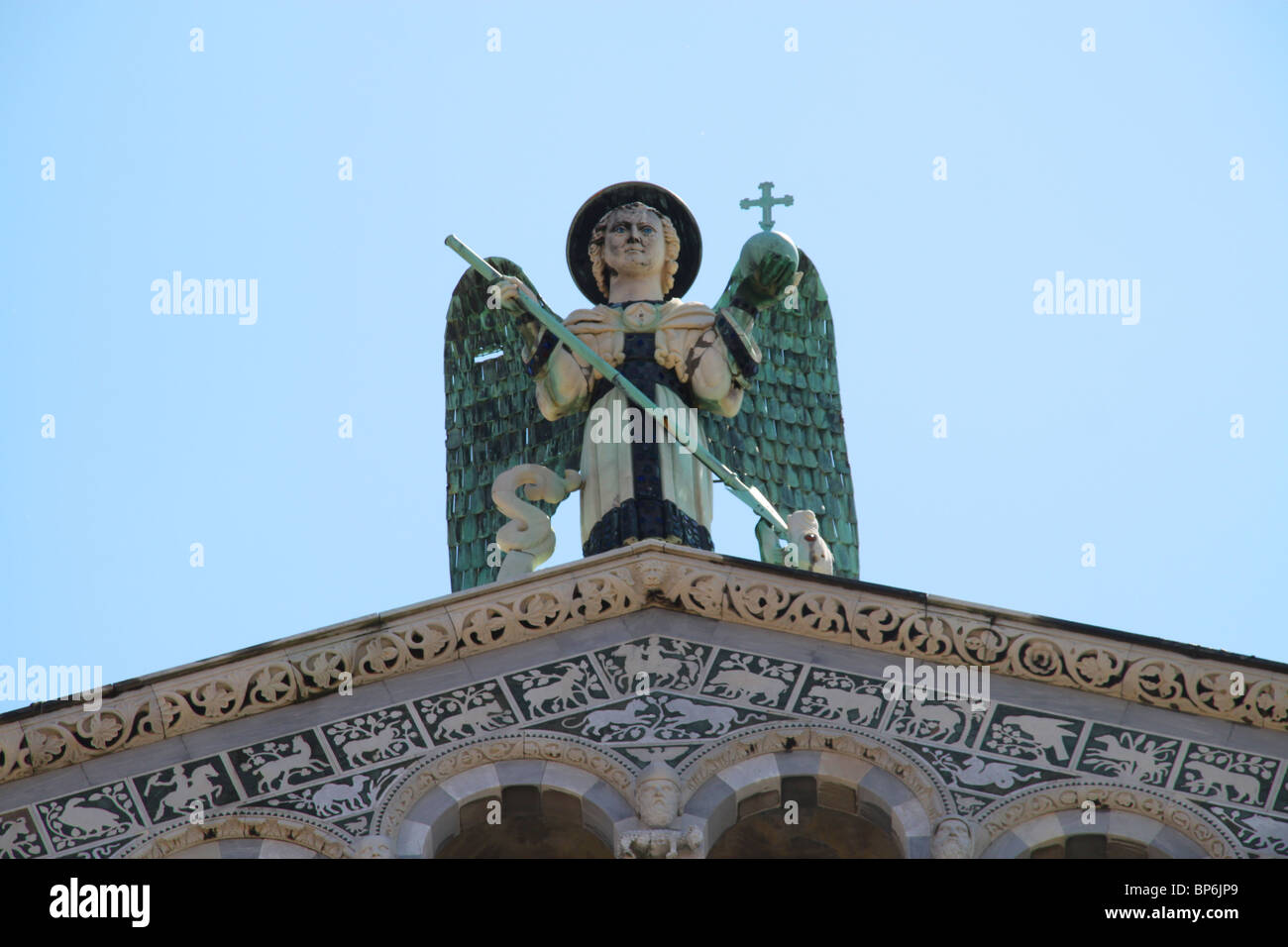 Un ange au-dessus de l'Église San Michele, Piazza San Michele, Lucca, Toscane, Italie Banque D'Images