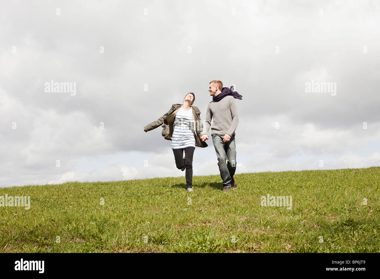 Un couple sur une colline tout en se tenant la main Banque D'Images