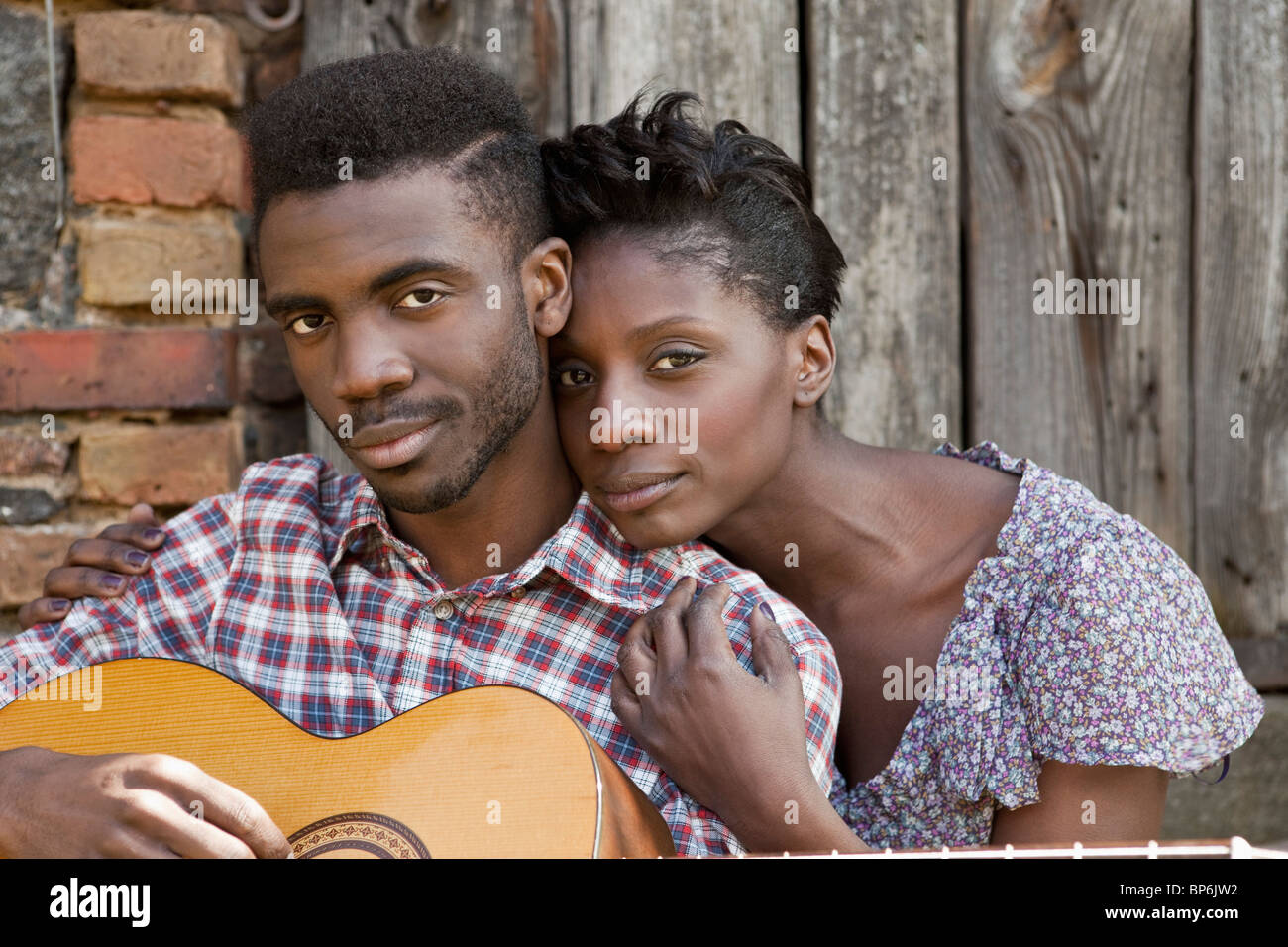 Un jeune couple, portrait affectueux Banque D'Images