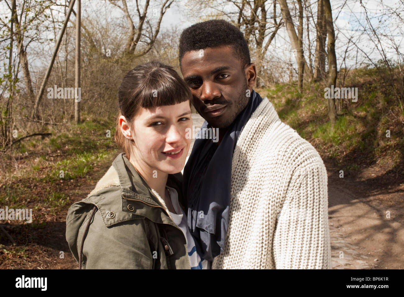 Portrait d'un jeune couple dans la nature Banque D'Images