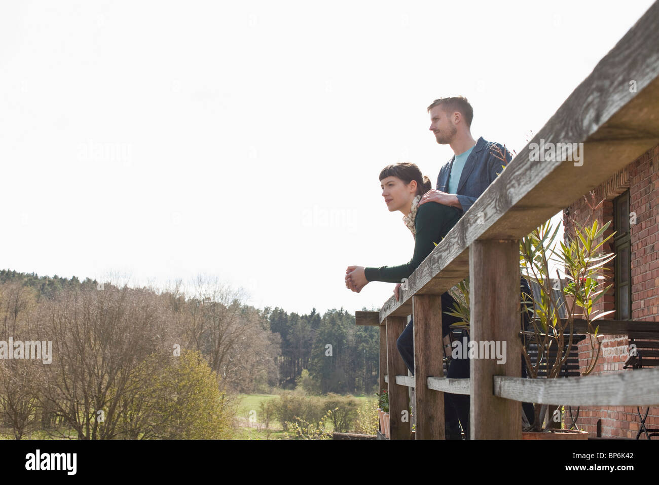 Un couple debout sur un balcon donnant sur la distance Banque D'Images