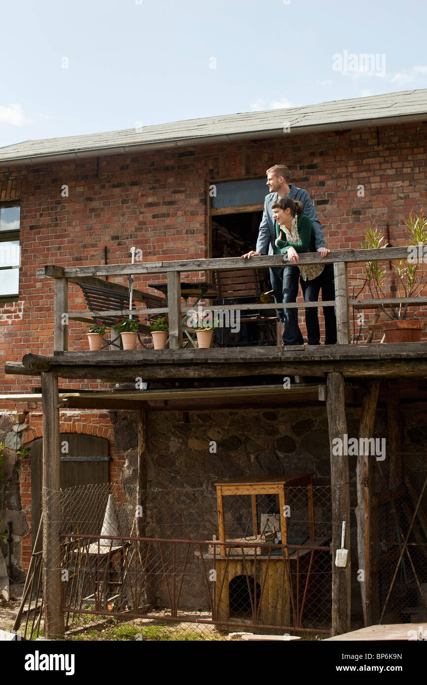 Un couple debout sur un balcon donnant sur la distance Banque D'Images
