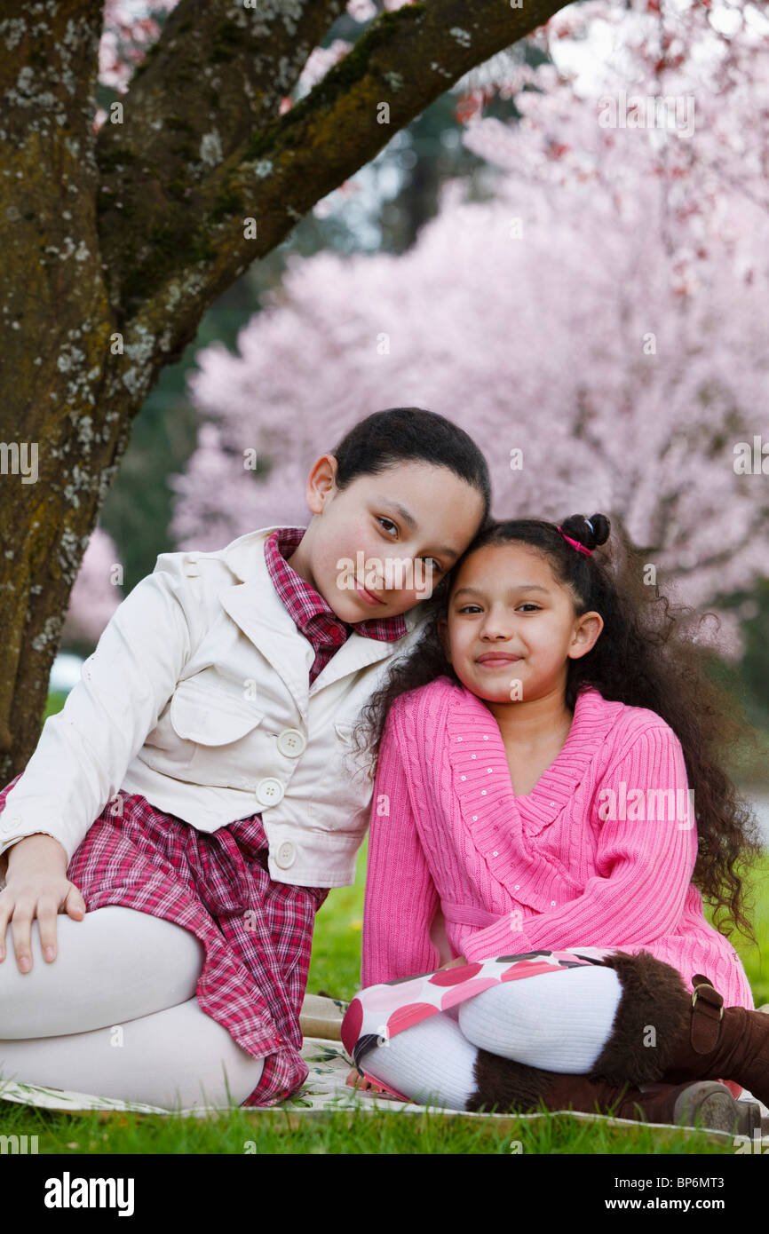 Enfants sous un arbre en fleurs Banque de photographies et d’images à ...