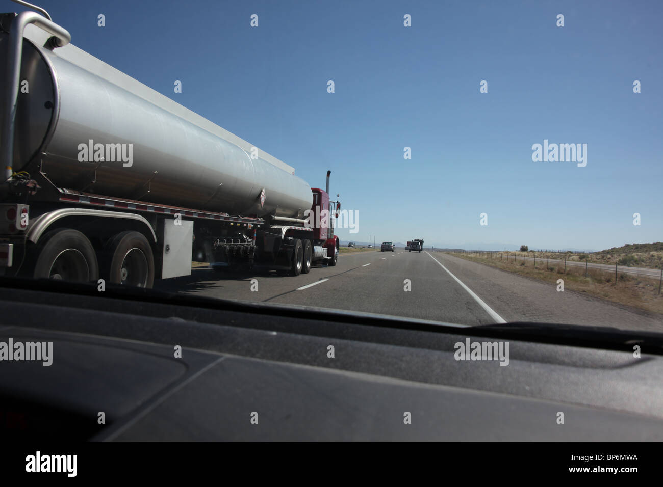 Camion-citerne comme vu de l'intérieur de voiture de voyageurs sur l'Interstate 25 au Nouveau Mexique, USA, 14 juin, 2010 Banque D'Images