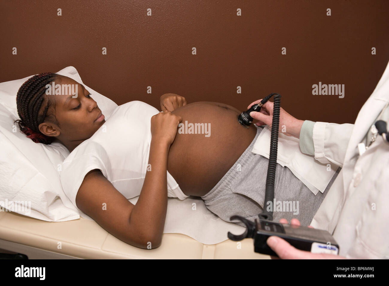 Une femme enceinte qui reçoit une échographie Banque D'Images