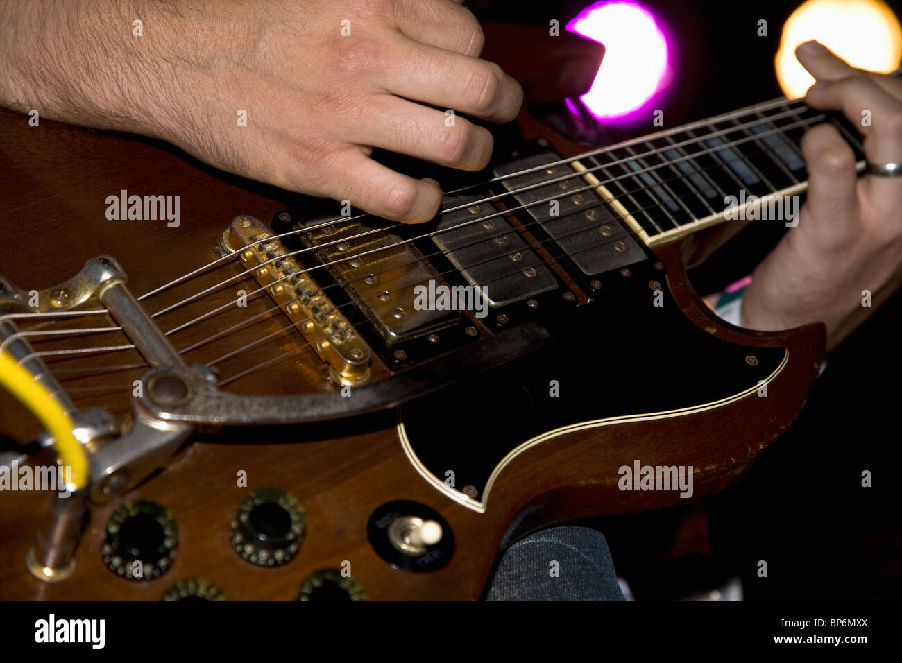 Un homme jouant d'une guitare électrique, Close up of hands Banque D'Images