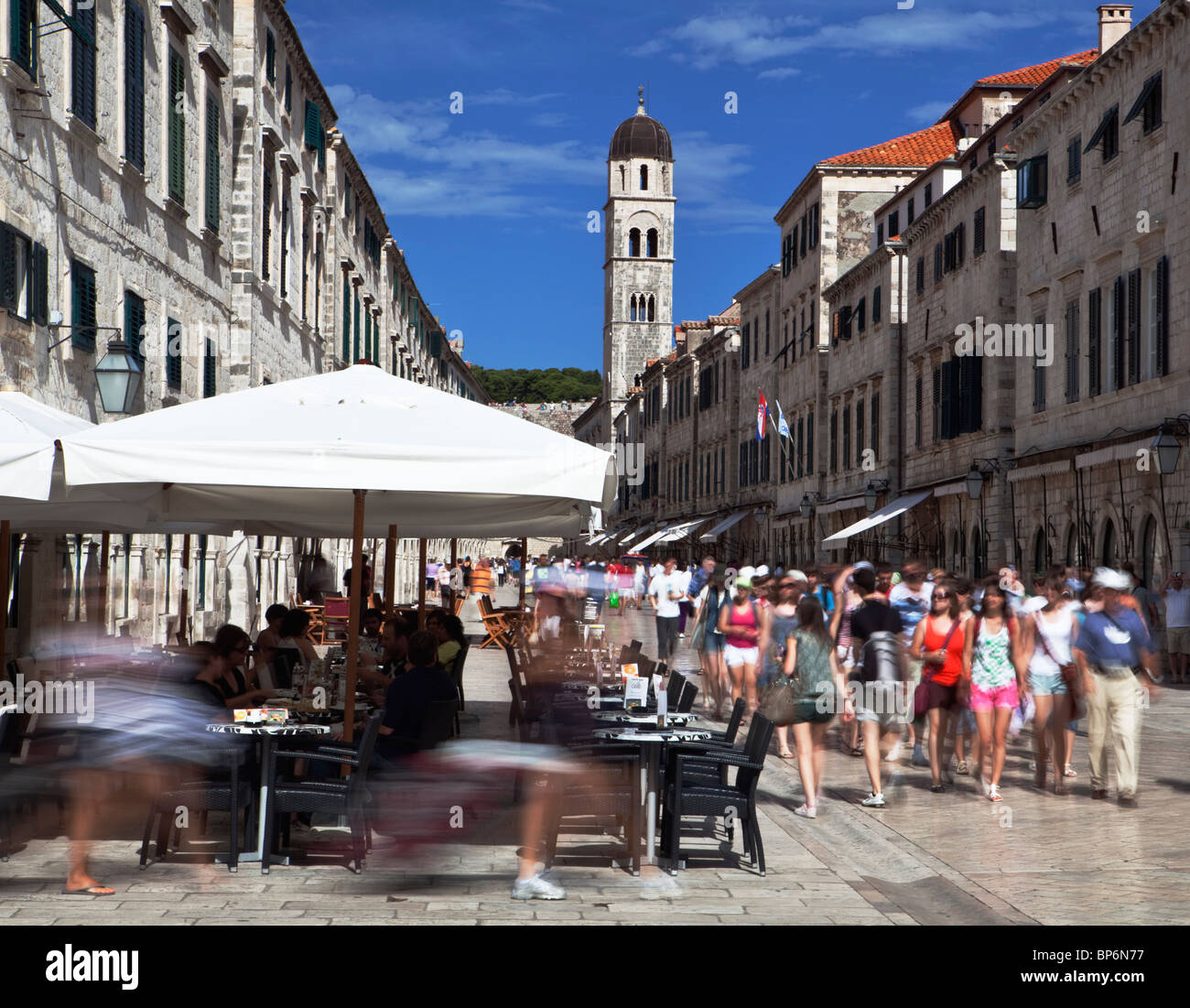 Un groupe de touristes dans la Dalmatie DUBROVNIK STRADUN Banque D'Images