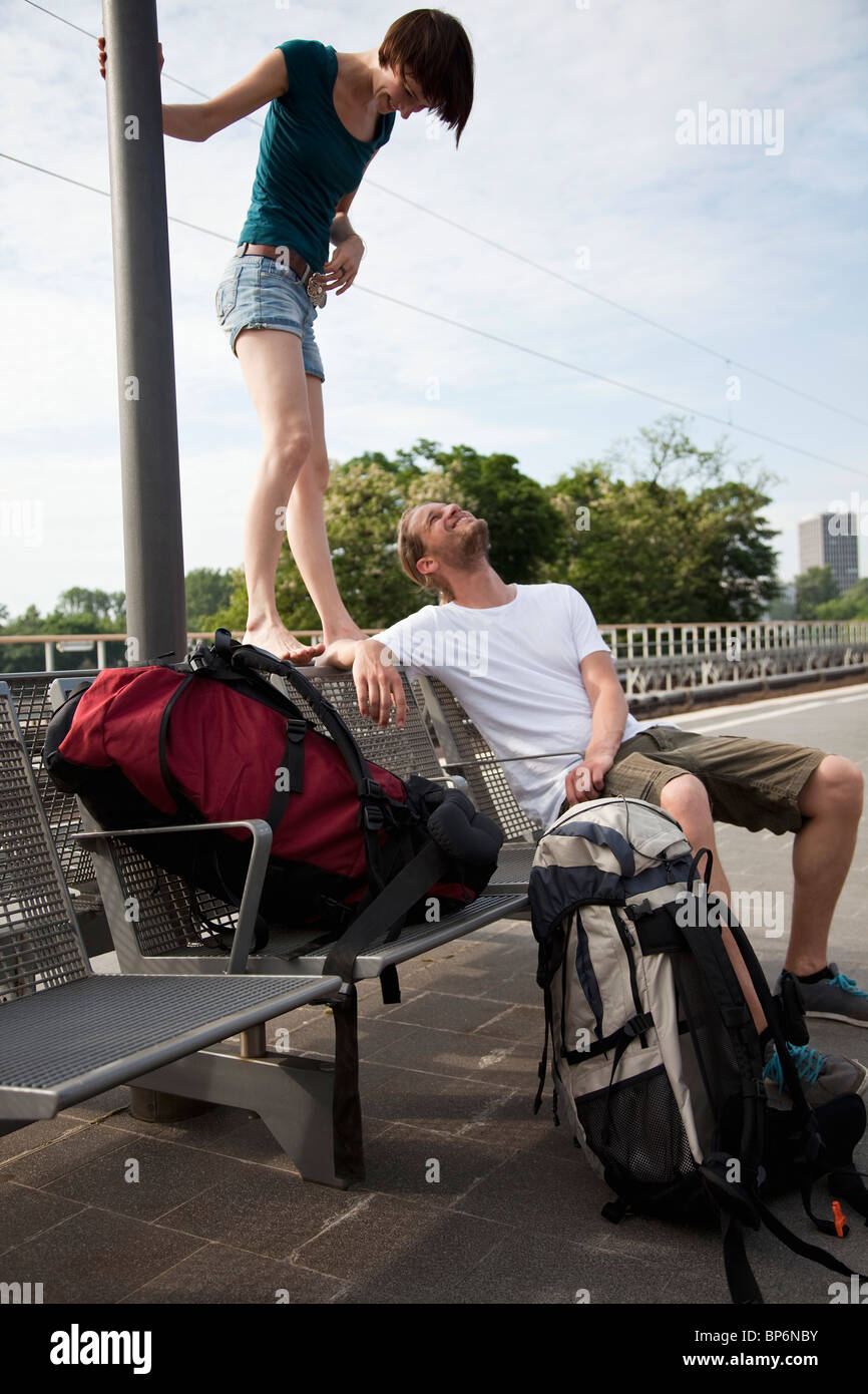 Un jeune couple s'amusant en attendant sur une plate-forme du train Banque D'Images