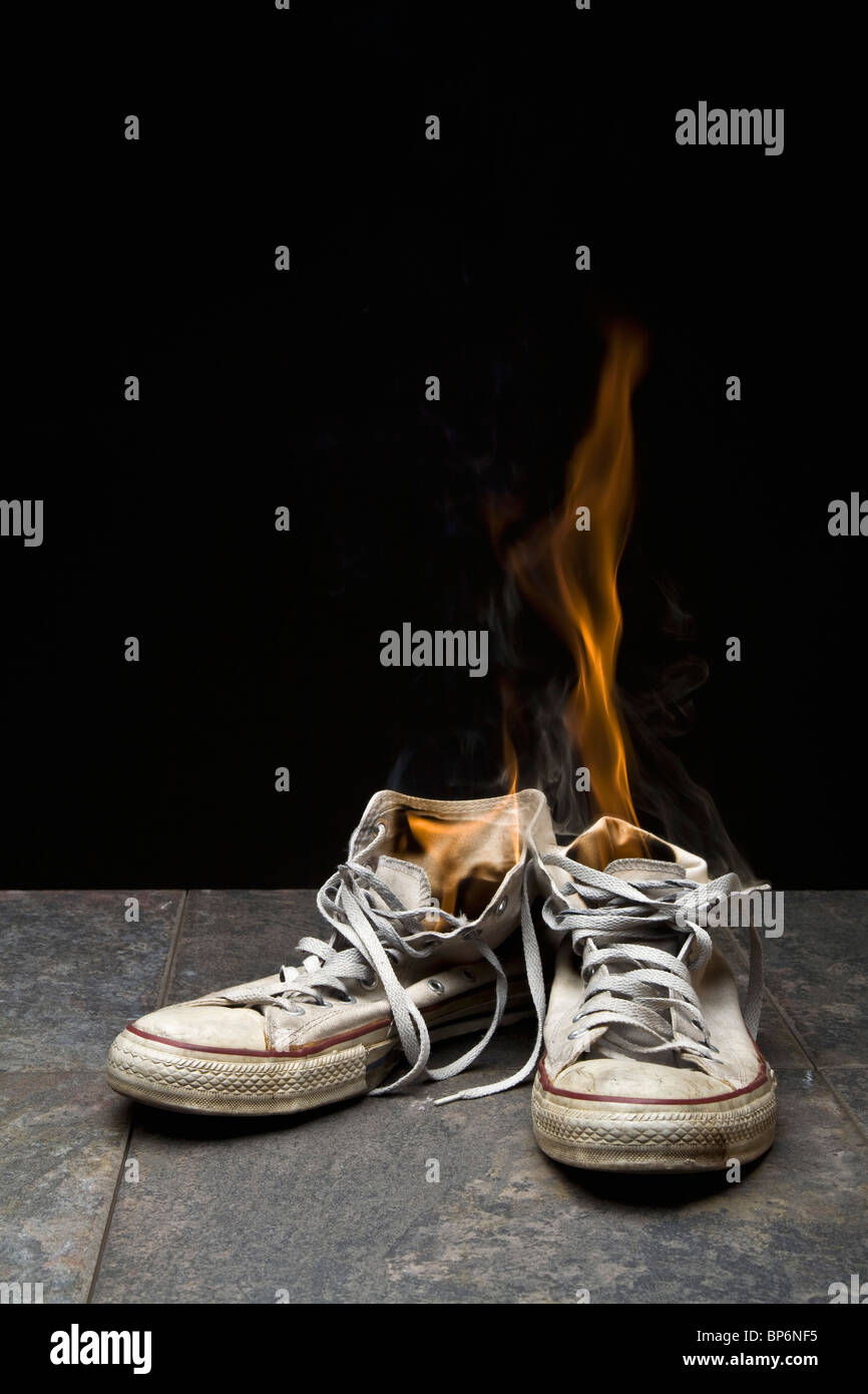 Une paire de chaussures de toile en feu Photo Stock - Alamy