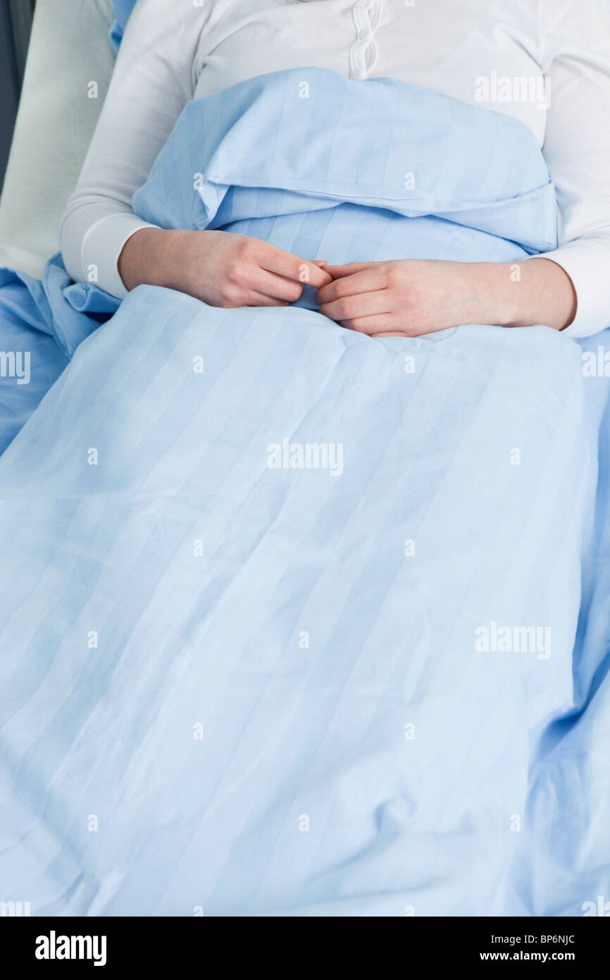 Un patient allongé sur un lit d'hôpital, juste au-dessus Banque D'Images