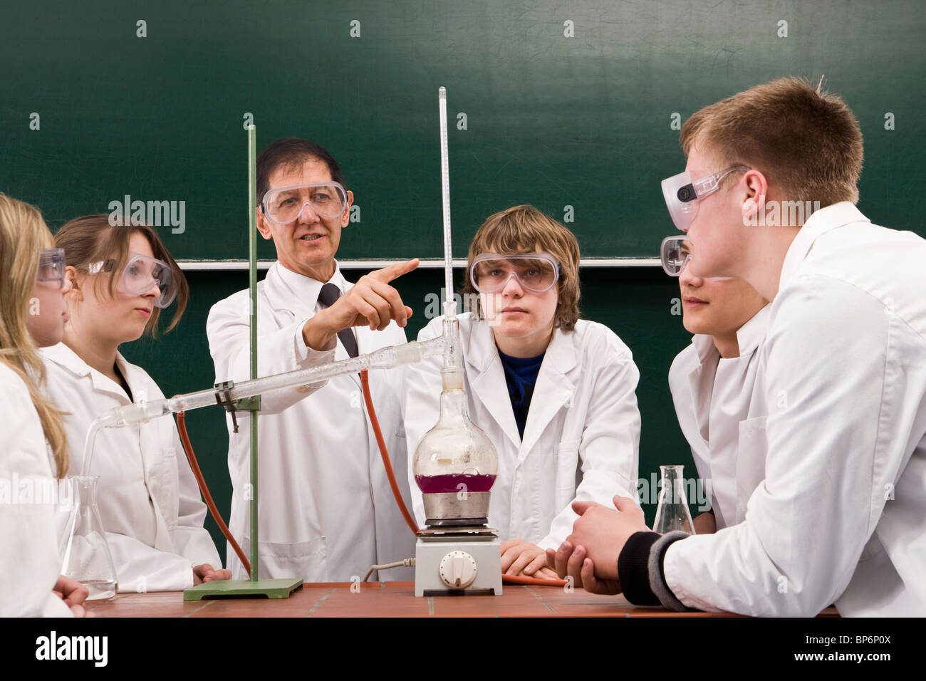 Un enseignant montrant ses étudiants une expérience de chimie Banque D'Images