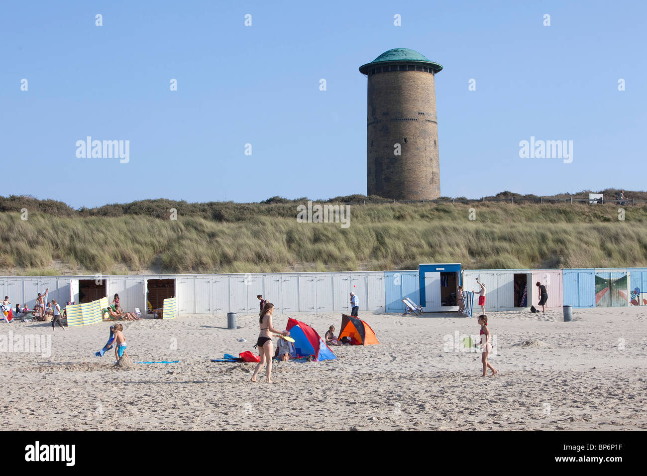 Domburg, plage avec des maisons de plage et une tour de l'eau dans l'arrière-plan Banque D'Images