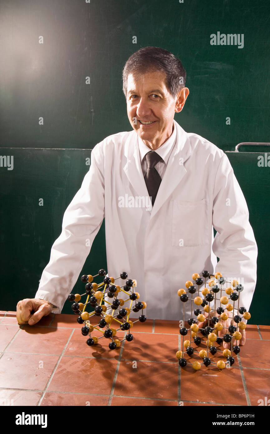 Professeur de chimie avec deux modèles de structure moléculaire Banque D'Images