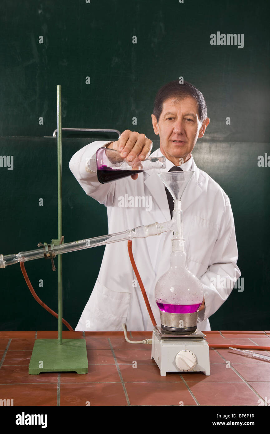Professeur de chimie conduire une expérience en classe Banque D'Images