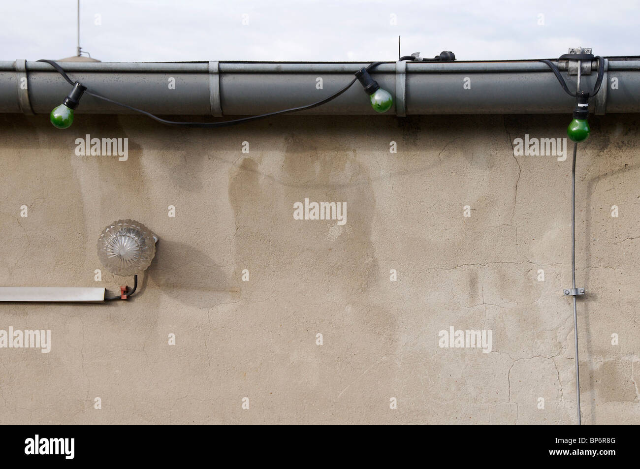 Close-up d'une gouttière avec des lumières enfilés sur elle Banque D'Images