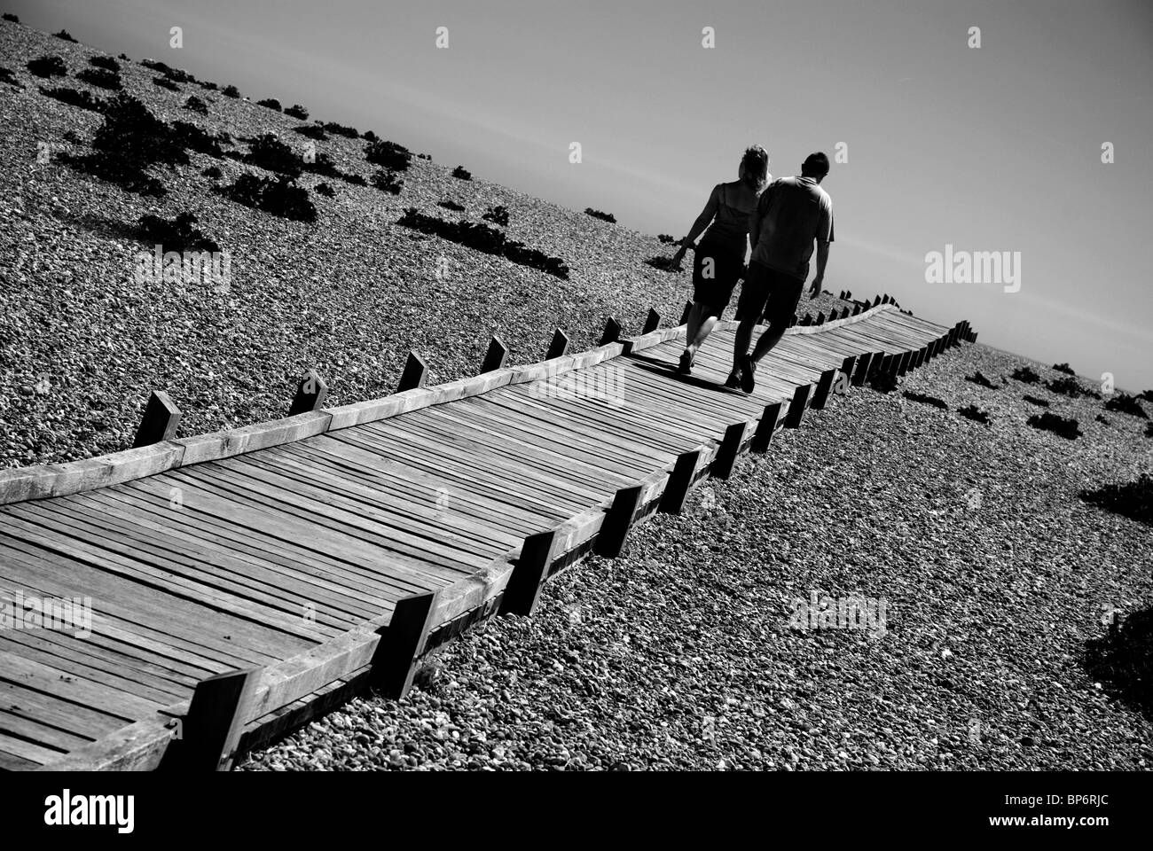 B & W coastal view, avec couple romantique Banque D'Images