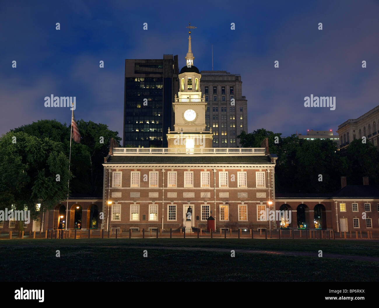 L'Independence Hall de nuit dans le centre-ville de Philadelphie en Pennsylvanie. Banque D'Images