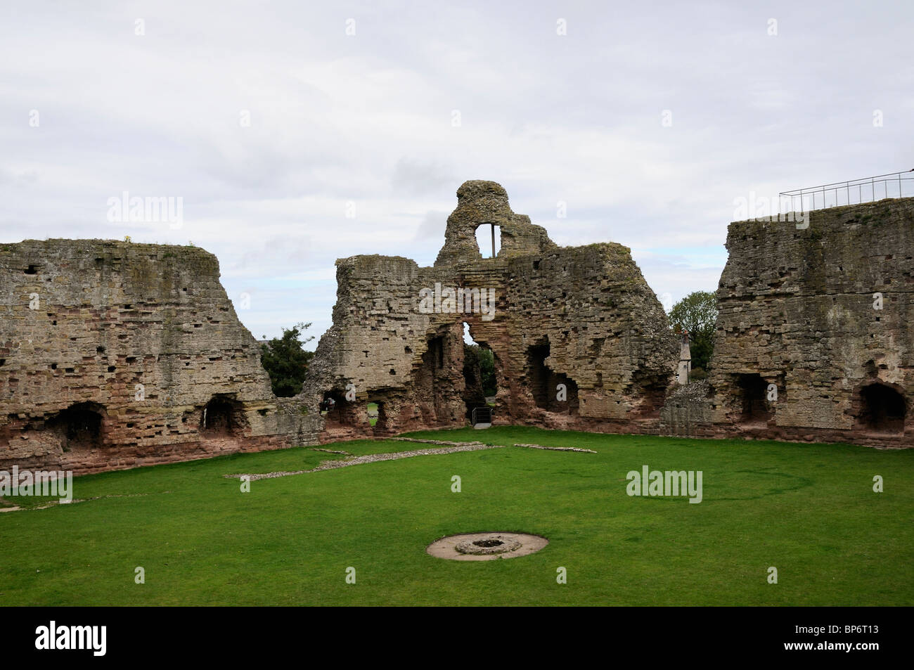 Les ruines de la tour nord et de murs de défense comme vu de l'intérieur ward dans le château de Rhuddlan, Rhyl, au nord du Pays de Galles Banque D'Images