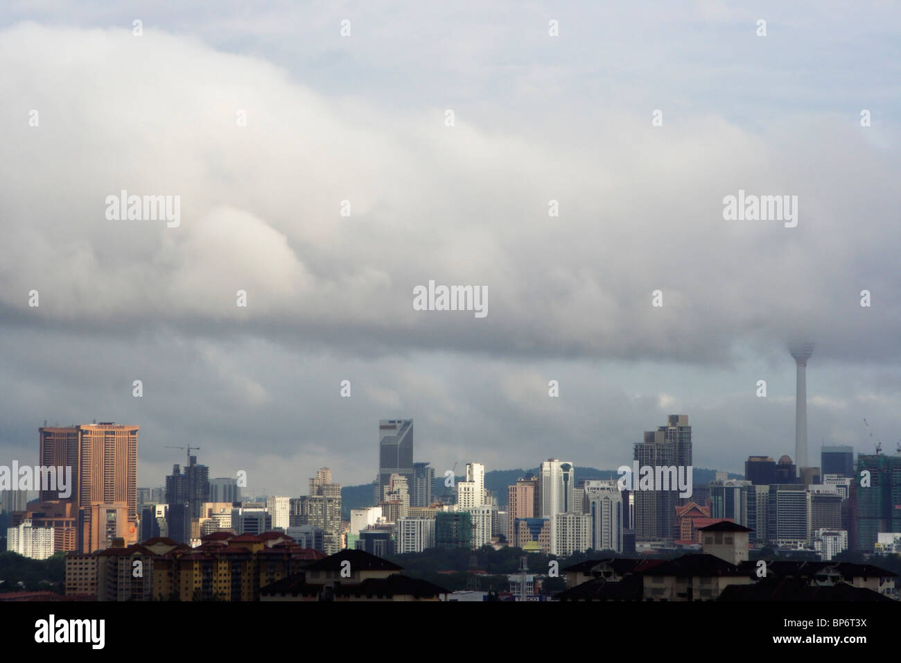 Kuala Lumpur, Malaisie, sous faible nuage noir. Banque D'Images