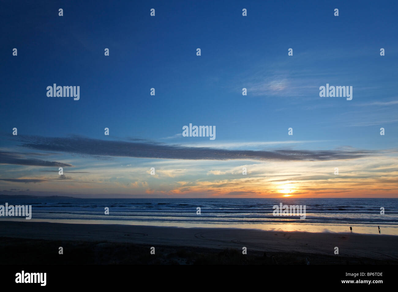 Au coucher du soleil Vue d'Niethy Mile Beach, en Nouvelle-Zélande Banque D'Images