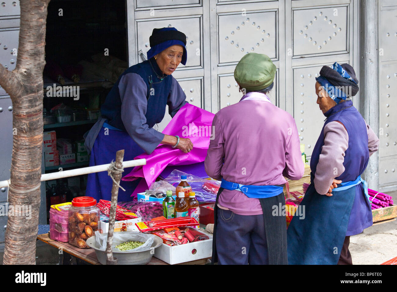 Les femmes des minorités ethniques au marché de Village Shaxi, Province du Yunnan, Chine Banque D'Images