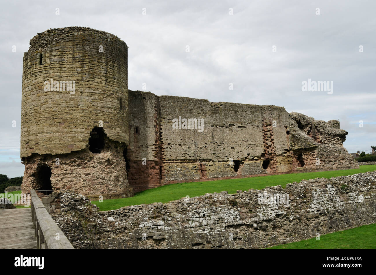 La tour Sud et les ruines des tours jumelles du East Gateway comme vu du château Le Château de Rhuddlan, dock, au nord du Pays de Galles Banque D'Images
