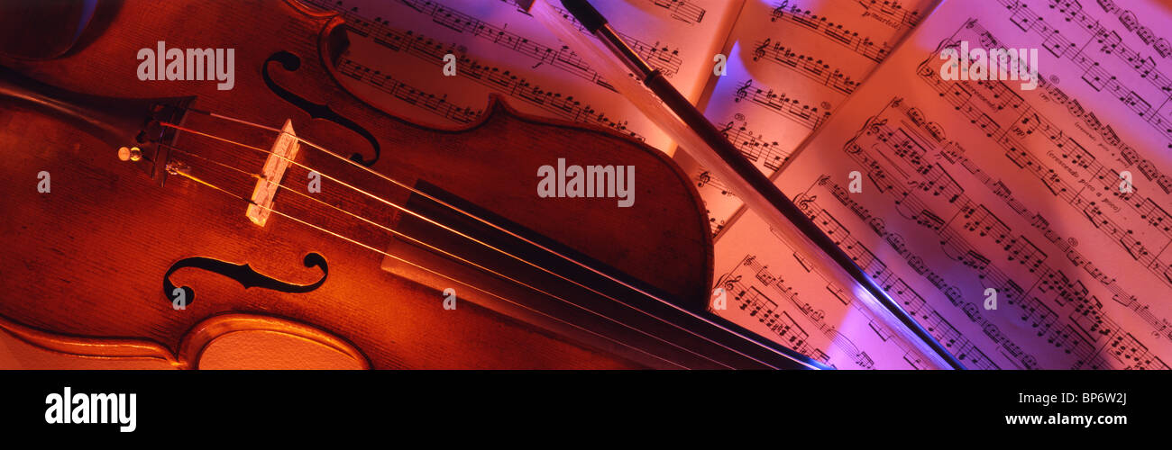 Violon couché sur partitions musicales,, instrument de musique Banque D'Images