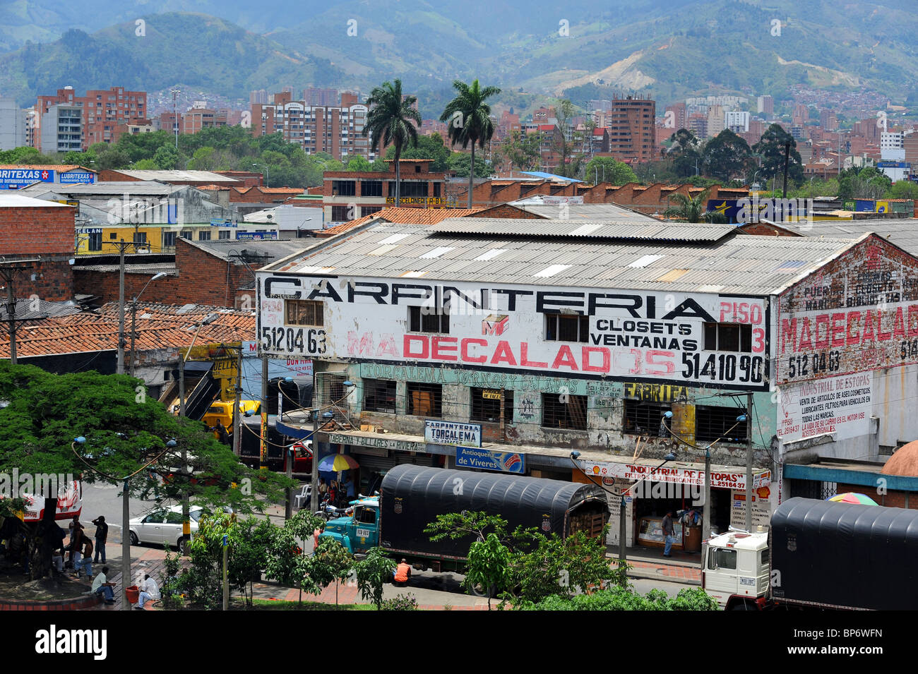 Aperçu de l'ensemble des camions du centre-ville de Medellin, entrepôt, les bâtiments, les immeubles à appartements et les montagnes lointaines. Banque D'Images