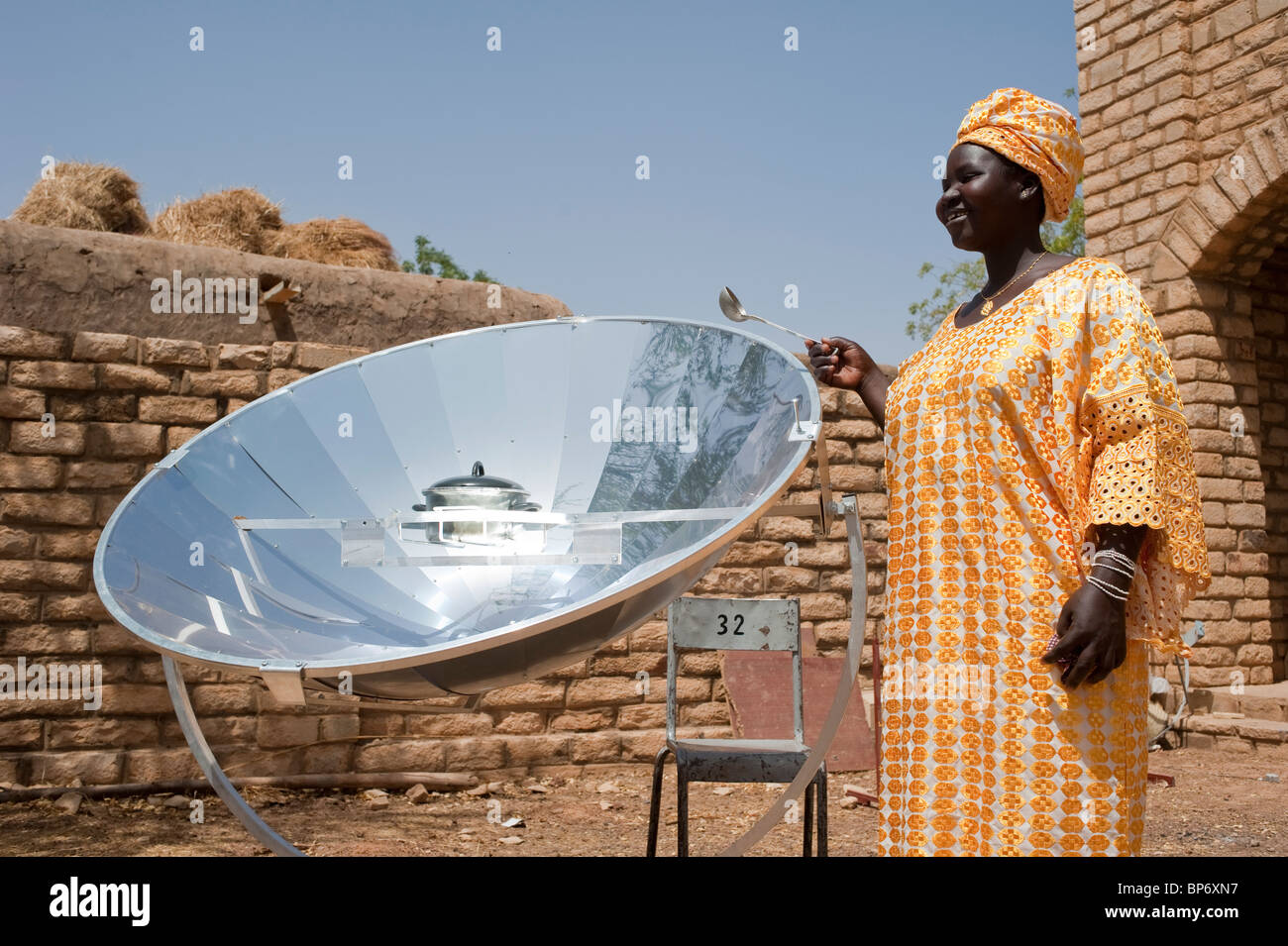 L'Afrique de l'Ouest Mali Bandiagara en Pays Dogon, la femme à la préparation des aliments La cuisinière solaire Banque D'Images