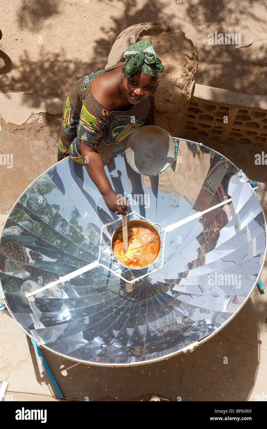 L'Afrique de l'Ouest Mali Bandiagara en Pays Dogon, la femme à la préparation des aliments La cuisinière solaire Banque D'Images