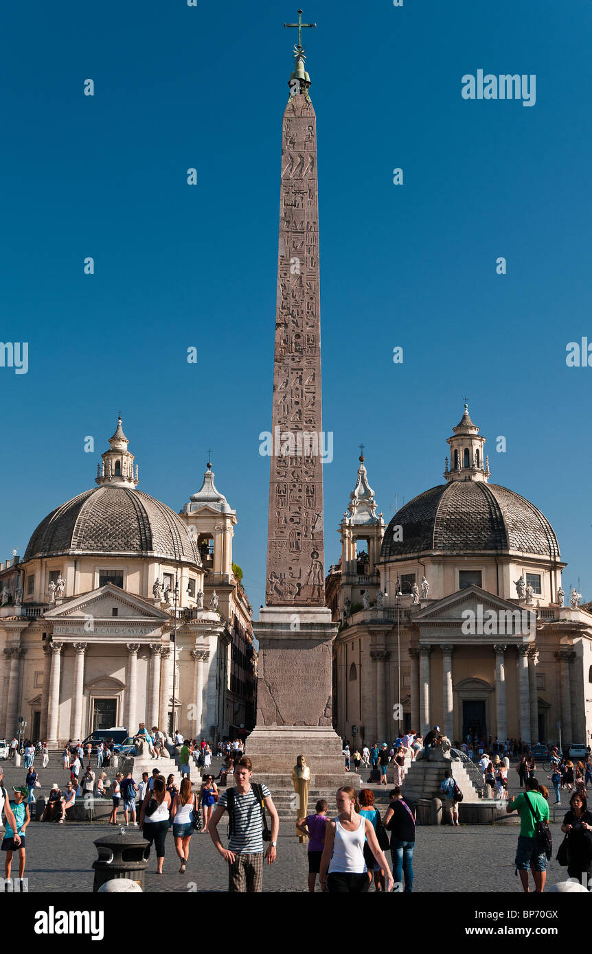 La Piazza del Popolo avec l'obélisque de Ramsès II dans le centre et les deux églises à l'arrière, Rome, Italie Banque D'Images