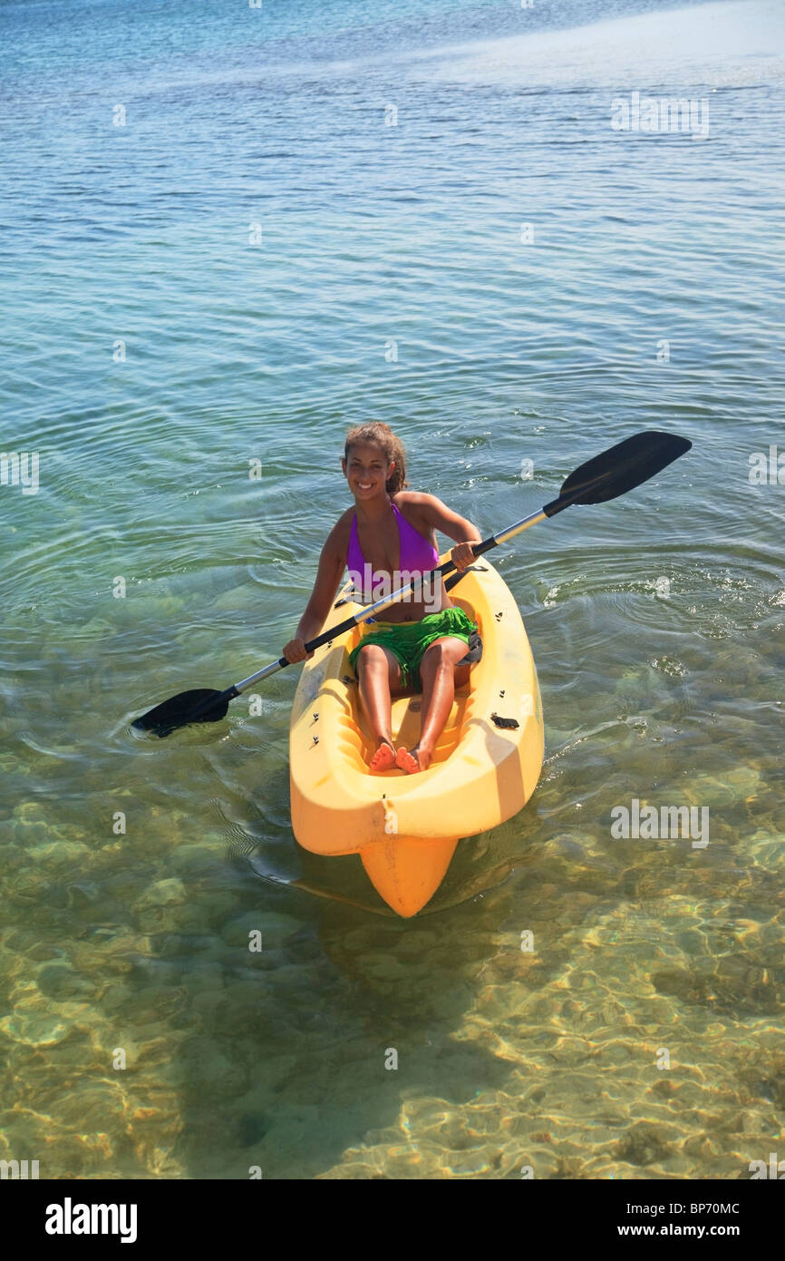 Roatan, Bay Islands, Honduras ; une jeune femme à une balade en kayak Anthony's Key Resort Banque D'Images