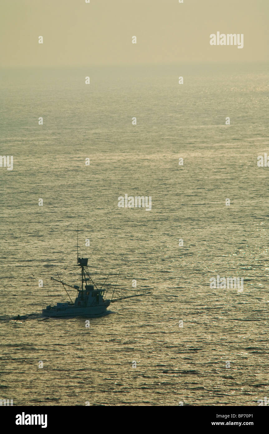 Bateau de pêche commerciale en mer au coucher du soleil, près de Point Vicente, Péninsule de Palos Verdes, California Banque D'Images