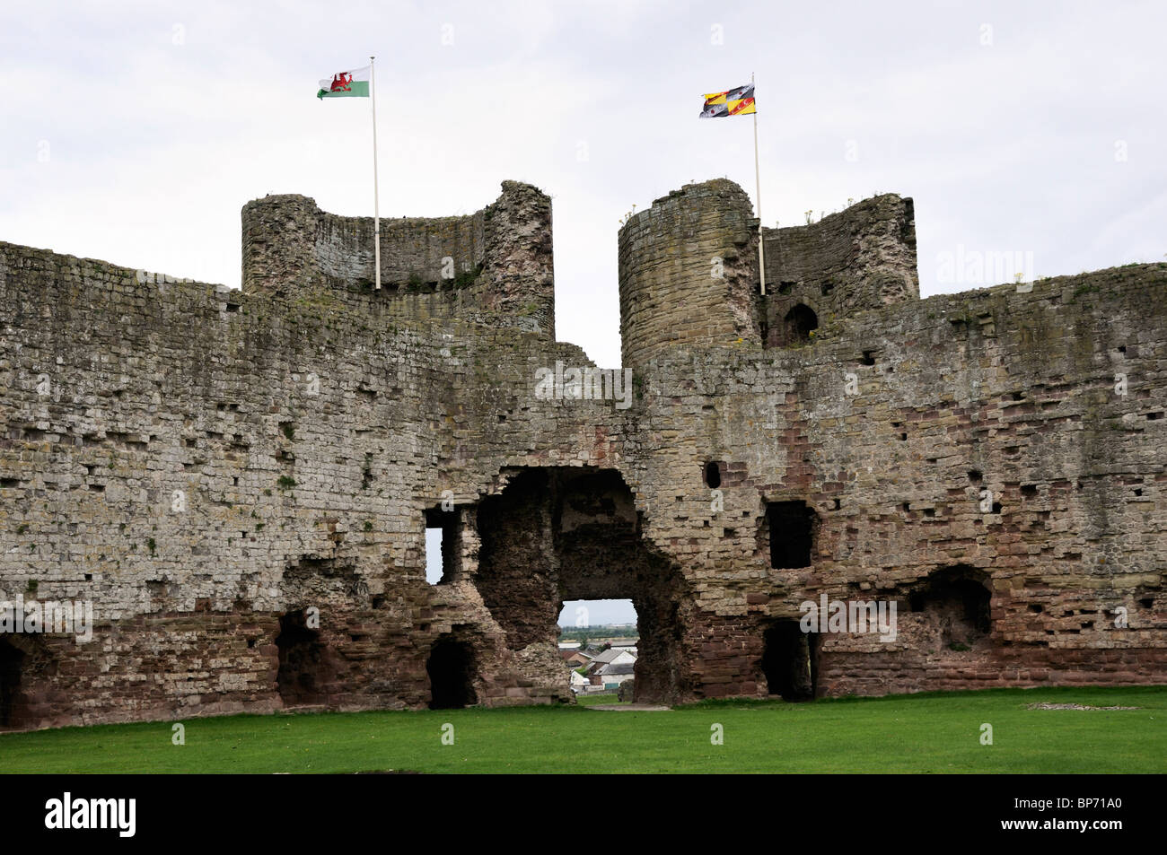 Les deux tours de l'Ouest Gatehouse protéger le château contre les attaques sur terre ou par rivière à Château Rhuddlan, Rhyl, au nord du Pays de Galles Banque D'Images