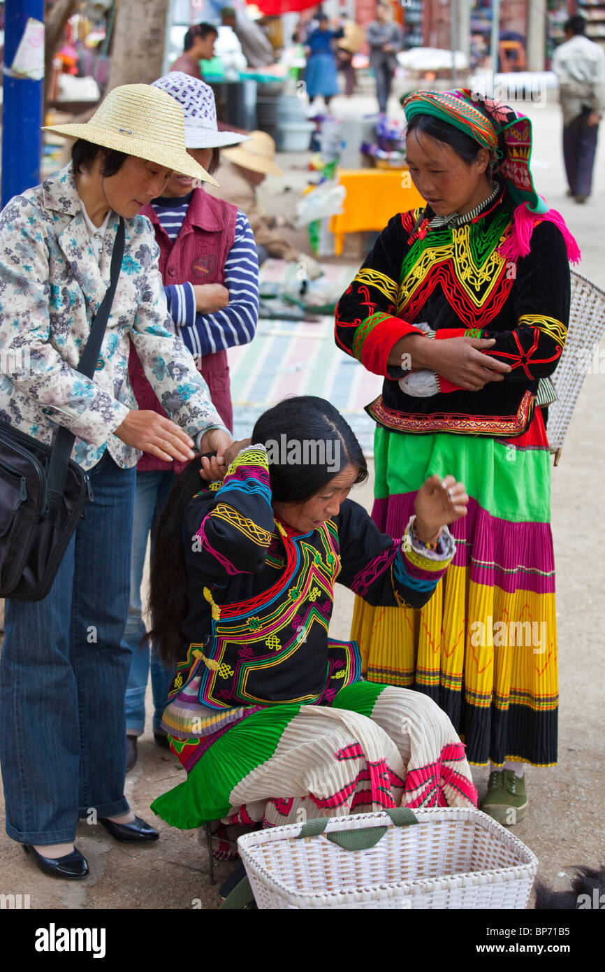 Les femmes des minorités ethniques le jour du marché à Shaxi, Village de la province de Yunnan, Chine Banque D'Images