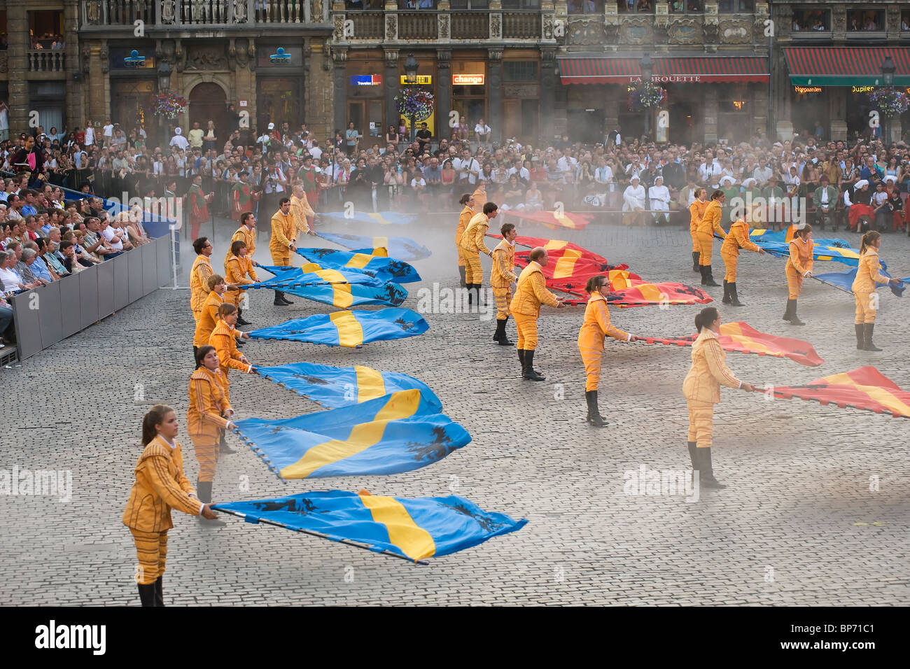 Au cours de jeux drapeau l'Ommegang, Bruxelles, Belgique Banque D'Images