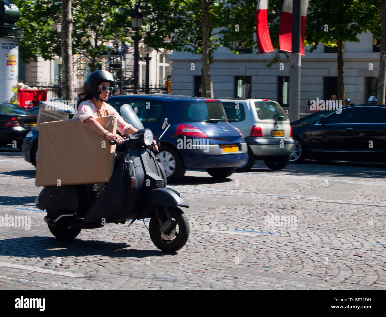 L'homme en scooter sur les Champs Elysées, Paris, France Banque D'Images