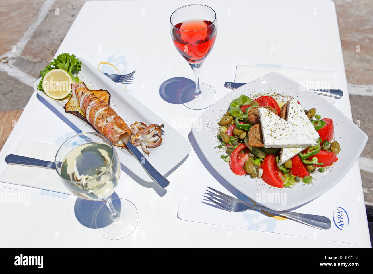 La nourriture grecque dans un restaurant à Naoussa, l'île de Paros, Cyclades, Mer Égée, Grèce Banque D'Images