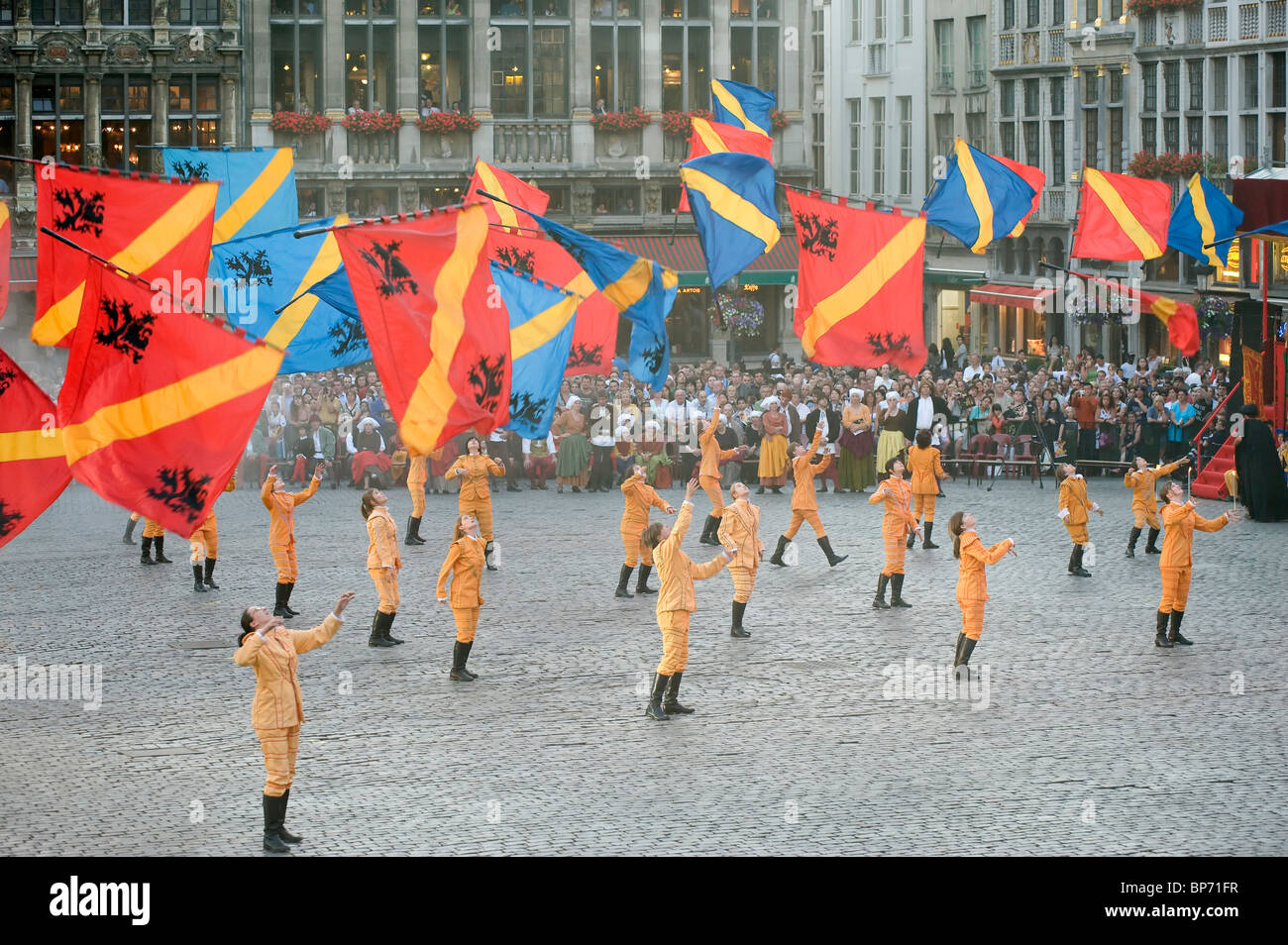 Au cours de jeux drapeau l'Ommegang, Bruxelles, Belgique Banque D'Images