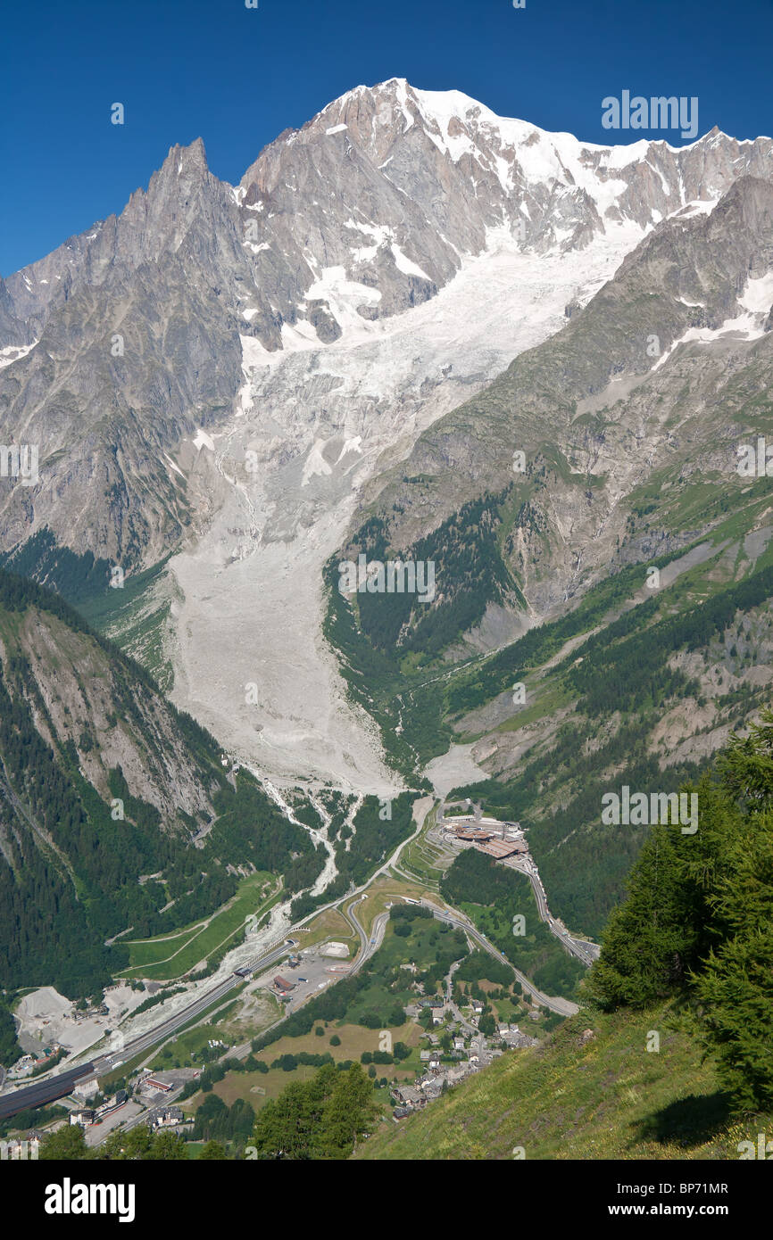 Vue d'été Mont Blanc à partir de la Val Ferret, Courmayeur, Italie. Banque D'Images