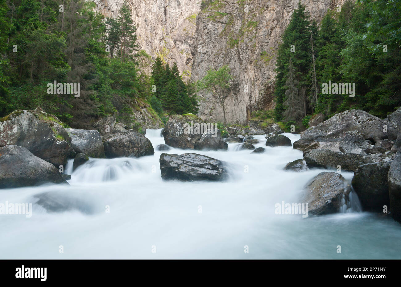 Flux magnifique entre les roches à Pré Saint Didier, Aoste. Italie Banque D'Images