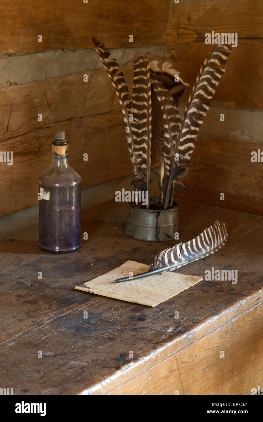 Plume d'antiquités avec de l'encre sur papier et support bien Banque D'Images